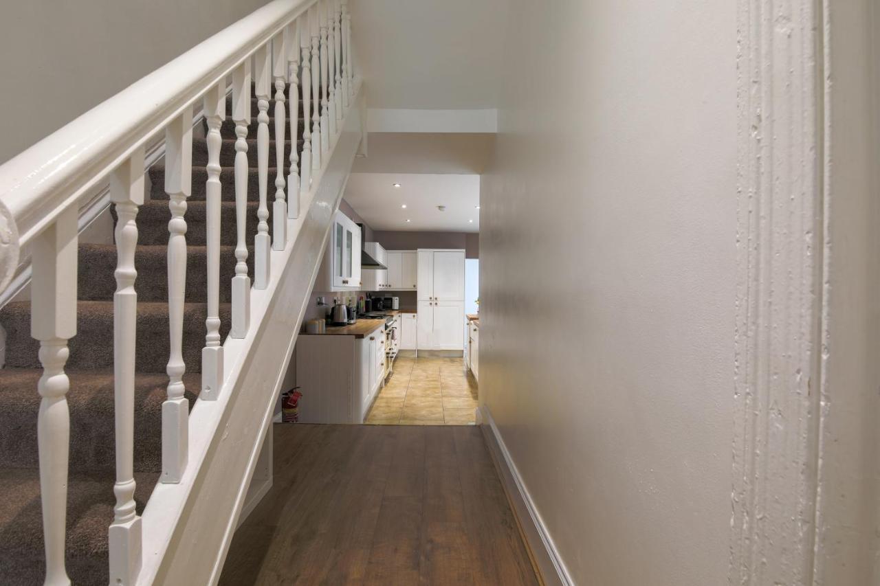 Spacious 4 Bedroom House- Walking Distance To City Centre & Great Backyard Кардіфф Екстер'єр фото