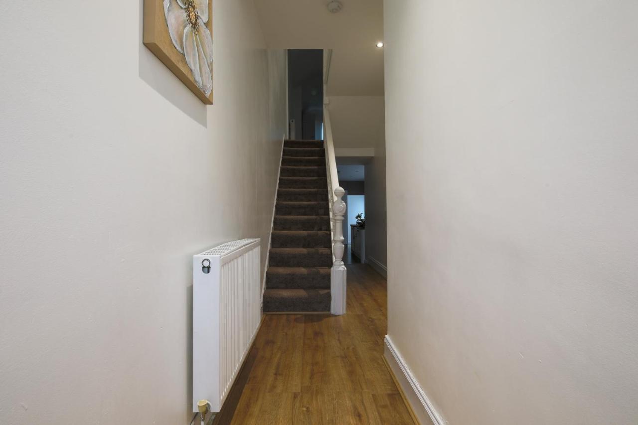 Spacious 4 Bedroom House- Walking Distance To City Centre & Great Backyard Кардіфф Екстер'єр фото